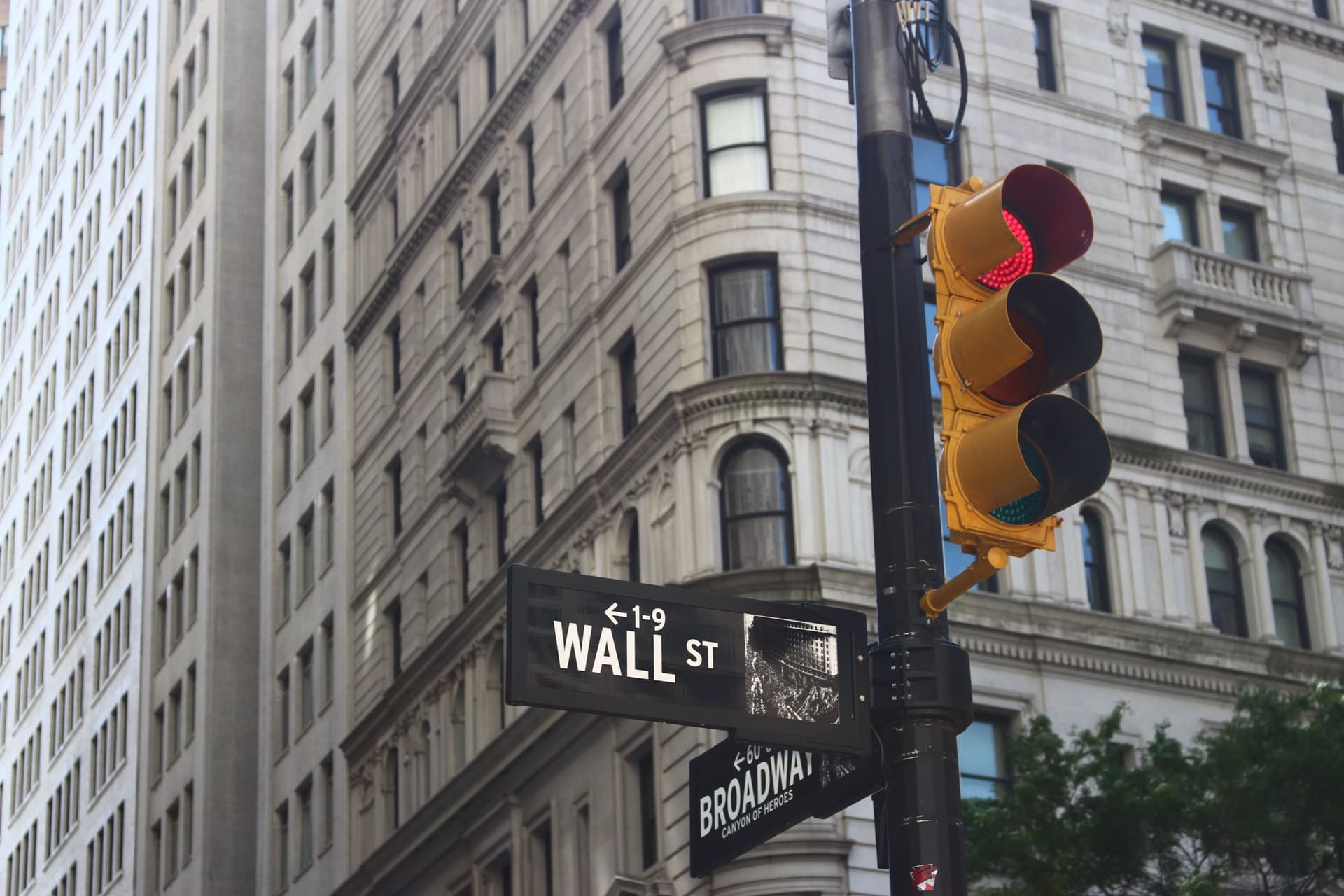 Stocks sink on Wall Street
